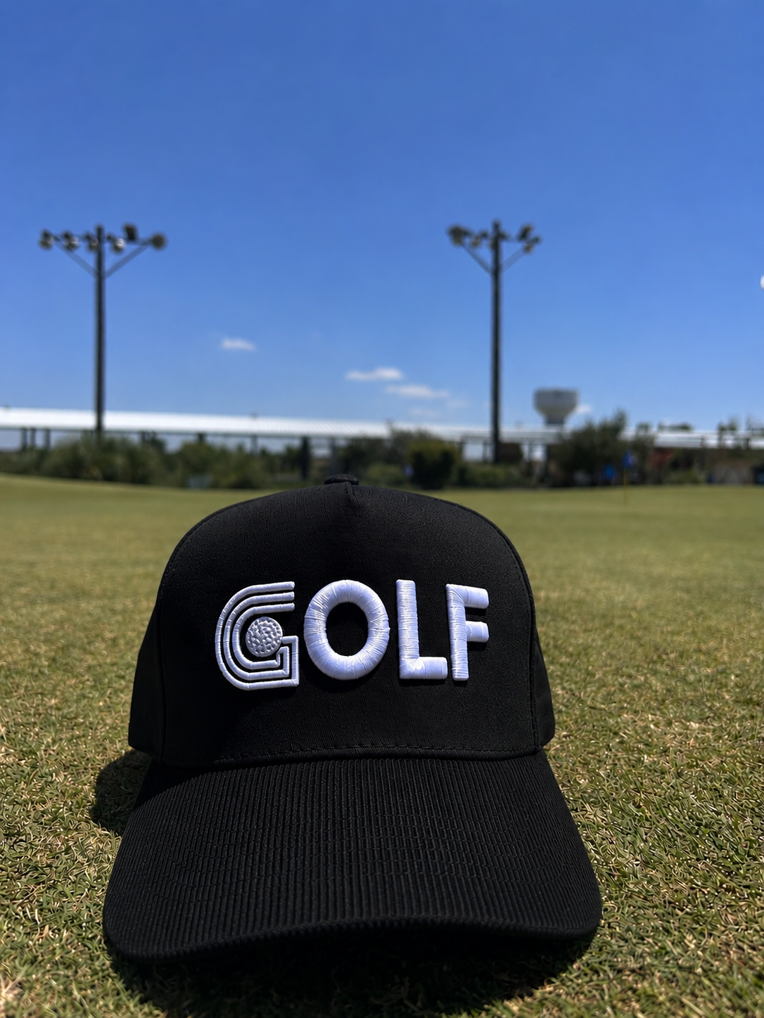 “GGGOLF” hat.